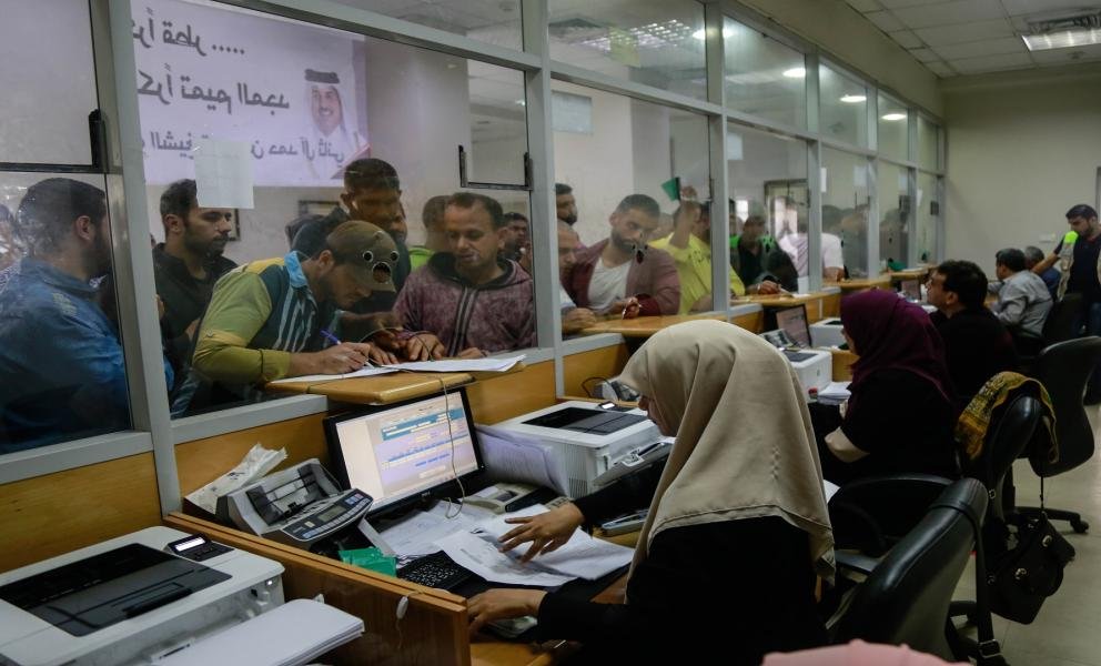 صورة مميزة: استعدادات لصرف المساعدات القطرية الشهرية لـ100 ألف أسرة