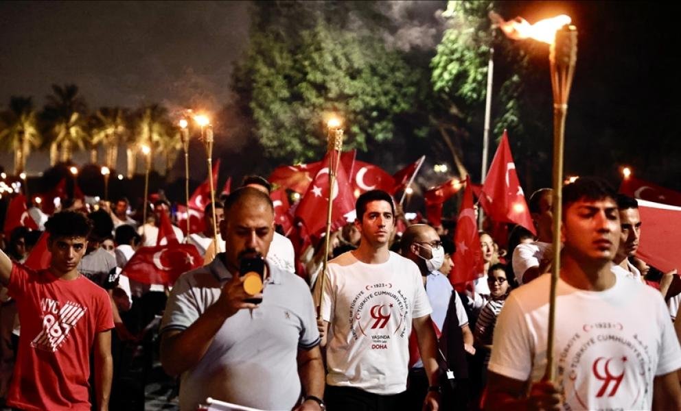 صورة مميزة: مسيرة تركية بالمشاعل بمناسبة عيد الجمهورية