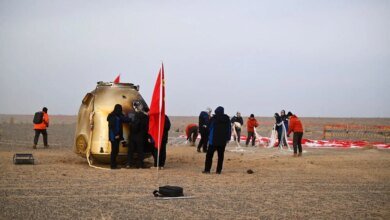 سفينة فضاء تضررت بسبب نيزك تهبط في الصين