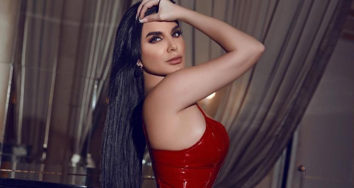 صورة مميزة: Model Mira Loves Distinction and Differences in all Domains of Life