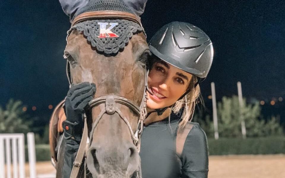 صورة مميزة: الفنانة التشكيلية ليال خولي تهوى ركوب الخيل