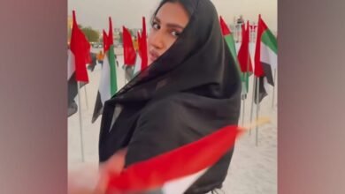 المؤثرة كارول عطية تخطف الأنظار بالعباءة الخليجية