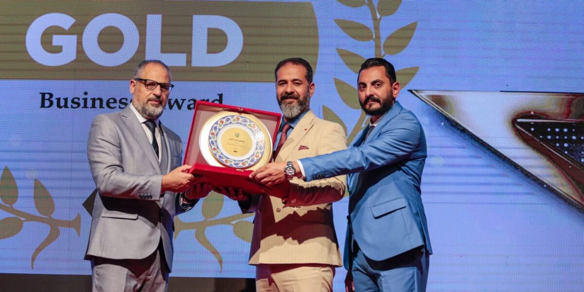 دكتور أحمد أسمر يحصد الجائزة الذهبية من اللوبي الاقتصادي الدولي
