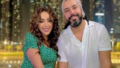 عبد الفتاح الجريني بإطلالة جديدة رفقة زوجته جميلة البدوي