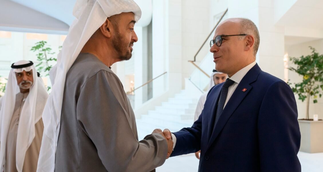 محمد بن زايد يبحث مع وزير خارجية تونس العلاقات الثنائية بين البلدين