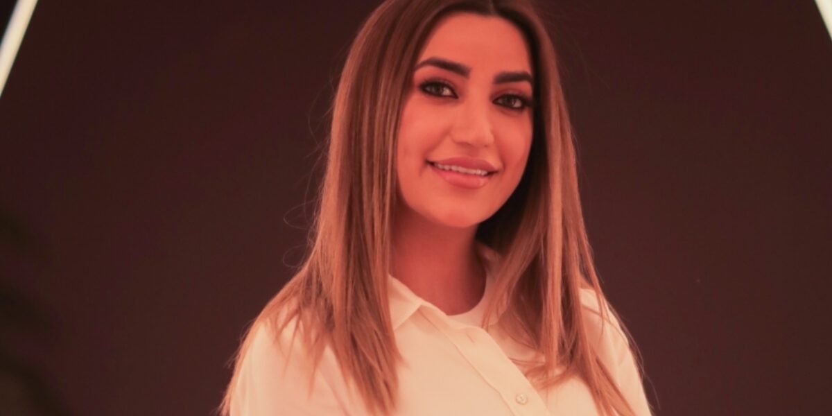 صورة مميزة: نجمة تيك توك لمى شريف تطلق عبر جلسات وايت بس